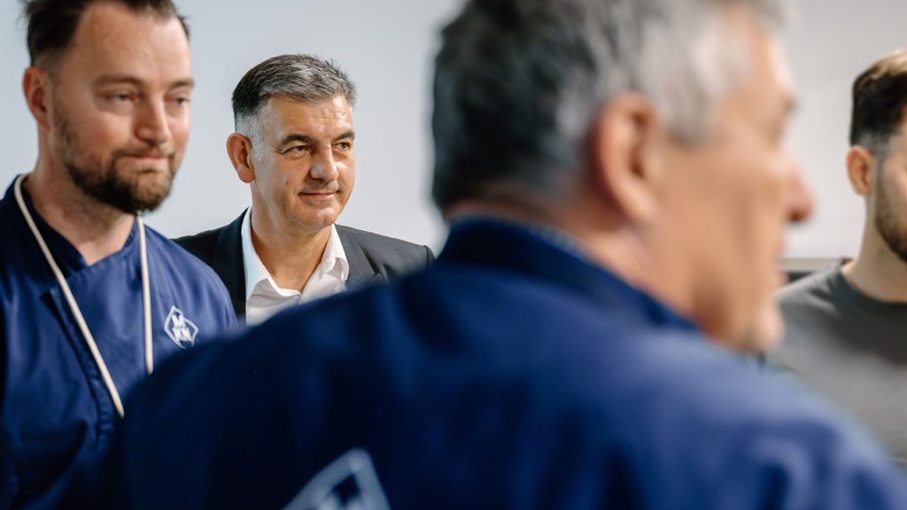 blue gradient travel (Presentation (16:9)) - 5